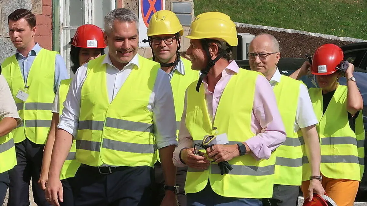 Bundeskanzler Karl Nehammer mit Geschäftsführer Stefan Borgas