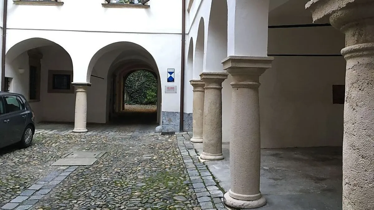 Der föhnig Südwind sorgt für Auflockerungen. Es bleibt aber unbeständig