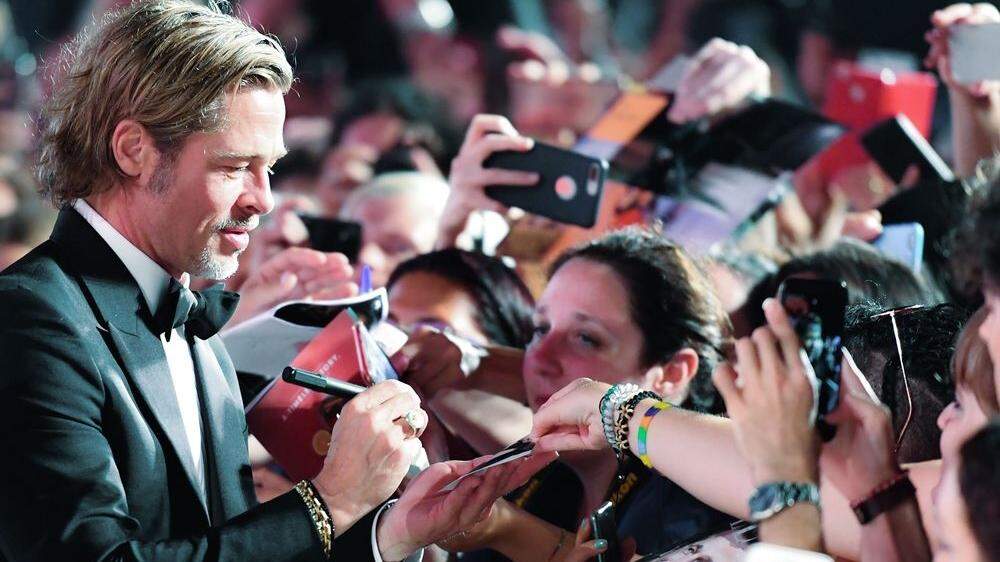 Brad Pitt schrie in Venedig fleißig Autogramme.