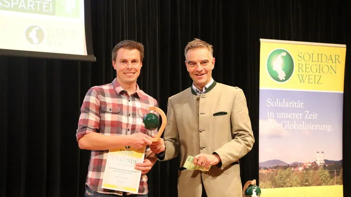 Dominik Reiter bekam den Solidarpreis in der Kategorie "Private &amp; Familien" für seine Selbsterntezellen. Hier ist er am Bild mit Stephan Engelhart.