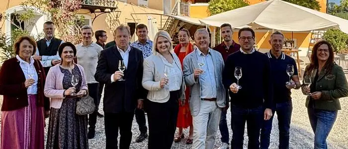 Neustart im Schloss Gamlitz: Bürgermeister Friedrich Partl, JUFA-Eventmanagerin Verena Kubik, JUFA-Geschäftsführer Gerhard Wendl, Winzervertreter Hannes Sabathi und Südsteiermark Tourismus-Geschäftsführerin Nicole Reiterer präsentierten die neu ausgerichtete Vinothek