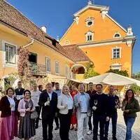 Neustart im Schloss Gamlitz: Bürgermeister Friedrich Partl, JUFA-Eventmanagerin Verena Kubik, JUFA-Geschäftsführer Gerhard Wendl, Winzervertreter Hannes Sabathi und Südsteiermark Tourismus-Geschäftsführerin Nicole Reiterer präsentierten die neu ausgerichtete Vinothek