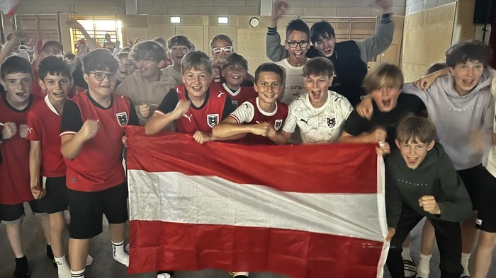 Die Mittelschüler aus Anger feierten den Sieg des ÖFB-Teams