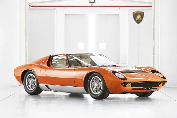 Und damit begann die Suche nach dem Auto in der Lackierung „Arancio Miura“, das seinen Auftritt im Tunnel mit heiler Blechhaut beendete. Fans und Sammler aus der ganzen Welt trugen in den folgenden fünf Jahrzehnten in akribischer Suche zahlreiche, teils widersprüchliche Hinweise zum Verbleib zusammen.