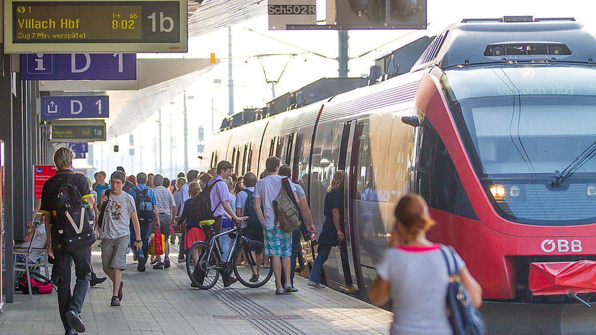 Einige regionale Zentren in Kärnten, wie Villach, St. Veit und Spittal, sind gut ans Zugnetz angebunden. Die weiteren Verbindungen in die Bezirke lassen aber zu wünschen übrig