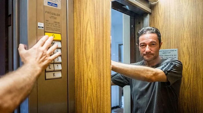 Helmut Schindlmaier hat seinen Sohn nach mehr als zwei Stunden aus dem steckengebliebenen Lift befreien lassen können