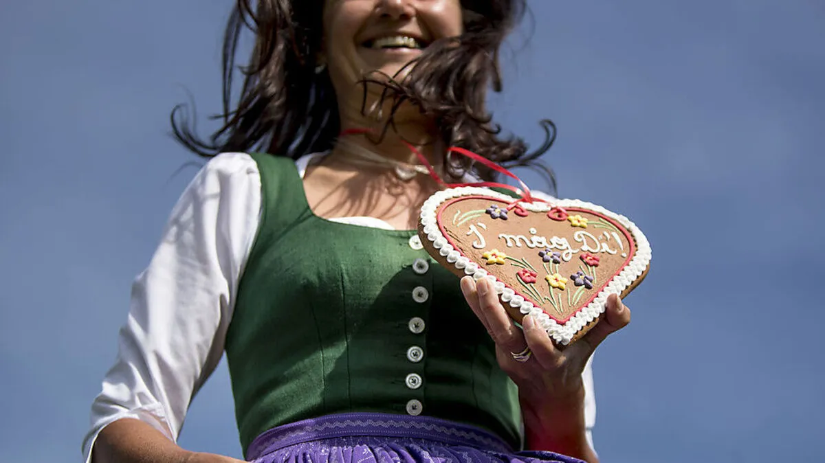 Herzige Steirerin mit Lebkuchenherz