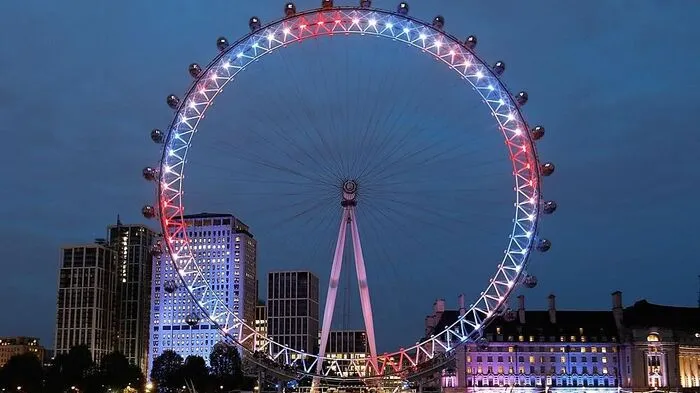 Das Riesenrad London Eye in den Farben Rot, Weiß und Blau zu Ehren des Sprösslings von Prinz Harry und seiner Frau Meghan