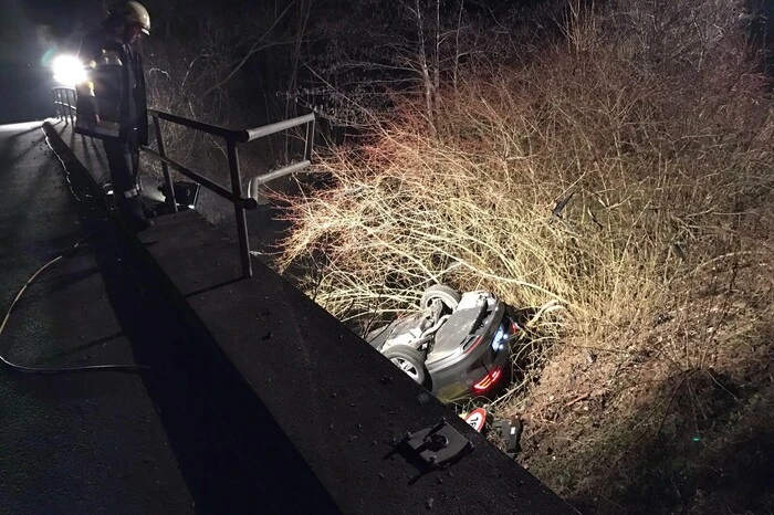 Der Fahrer blieb wie durch ein Wunder unverletzt und konnte sich selbst aus dem Auto befreien.