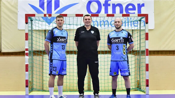 Uroš Šerbec mit Sebastian Hutecek und Jakob Mürzl (r.)
