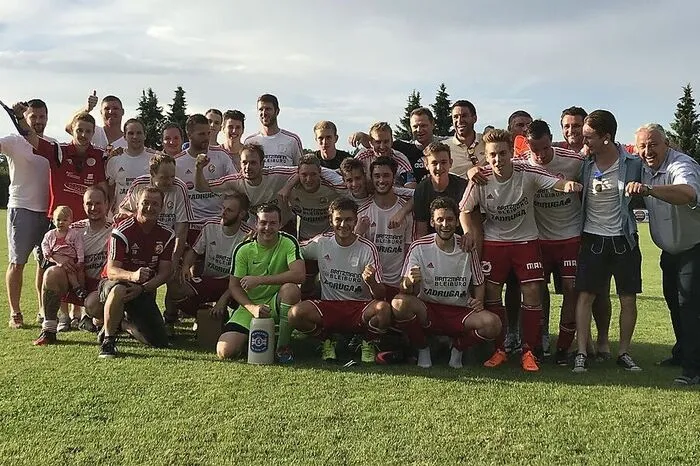 Zu Saisonbeginn wurden viele Klubs als Titelfavoriten gehandelt. St. Michael/Bl. war nicht dabei. Dass die Mannschaft von Trainer Peter Kienleitner das Zeug dazu hatte, bewies sie im Herbst, als sich die Jauntaler zum Hinrunden-Sieger und Winterkönig kürten. Auf einen kleinen Durchhänger im Frühjahr folgte ein super Finish mit vier Siegen in Serie. In den vielen Dreiern sah Kienleitner auch den Schlüssel des Erfolgs. „Wir haben 18 Mal gewonnen, so oft wie kein anderes Team.“ Extrem stark war – traditionell – die Offensive. 90 Tore in 30 Spielen waren die mit Abstand meisten der Liga. Mehr als die Hälfte davon ging auf das Konto von Rok Korosec (20), Christopher Hober (15) und Arnold Groß (15). Für St. Michael/Bl. bedeutet der erstmalige Aufstieg in die Liga den größten Erfolg der Vereinsgeschichte. 2020 feiert der der Klub sein 100-Jahr-Jubiläum. Geht es nach Kienleitner, soll das als Liga-Verein passieren.