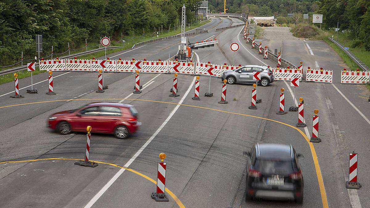 Umdrehen bitte: Die Salzbachtalbrücke (Rhein-Main-Gebiet) ist eine der vielen kaputten Brücken 