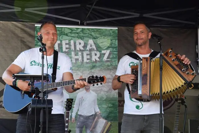 Die Werkskapelle B&B Niklasdorf sorgte für den richtigen Takt, im Anschluss übernahm die Band „Steira Herz“ die Bühne.