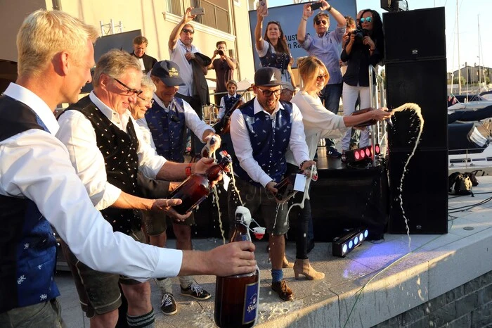 Bootstaufe der VO65 mit Pfarrer Jürgen Öllinger und Taufpaten: Skikaiser Franz Klammer, Landeshauptmann Peter Kaiser und Hirter Bier CEO Klaus Möller im Portopiccolo Hafen in Sistiana bei Triest und anschließender Pastaparty