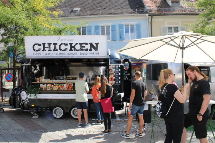 22 Food Trucks und Stände verwöhnen die Gäste mit süßen und salzigen Köstlichkeiten.