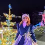 Eine weihnachtliche Frauengestalt | Zeitreisende Tahmina (Monika Peitler) erzählt Geschichten zwischen Licht und Sternenhimmel