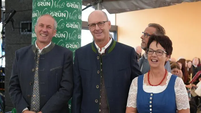 Seit dem Jahre 2006 gibt es mit der M-Rast einen besonderen Ort in Zeltweg, der eine Tankstelle, eine Gastrostätte mit österreichischer Küche, Waschmöglichkeiten für Pkw und Lkw sowie einen kleinen Spar-Supermarkt beinhaltet. 