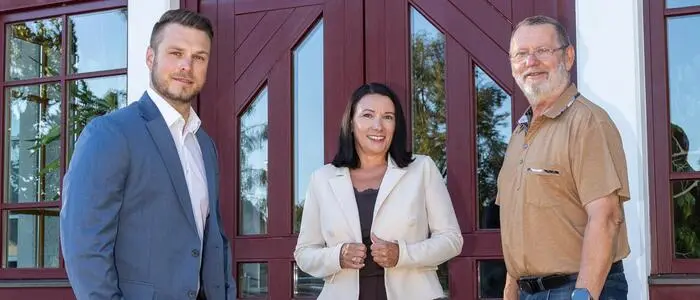 Bürgermeisterin Tanja Fauland-Gratz mit dem langjährigen Gemeindearzt Heimo Holik (r.) und Nachfolger Andreas Winter