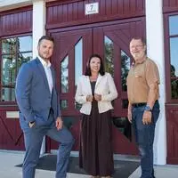 Bürgermeisterin Tanja Fauland-Gratz mit dem langjährigen Gemeindearzt Heimo Holik (r.) und Nachfolger Andreas Winter