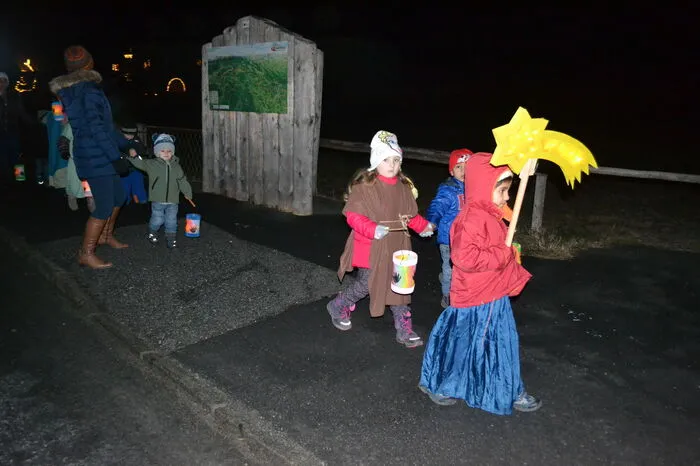 Dabei stapften heuer wieder Groß und Klein, angeführt von den Kindergartenkindern, durch Waldbach.