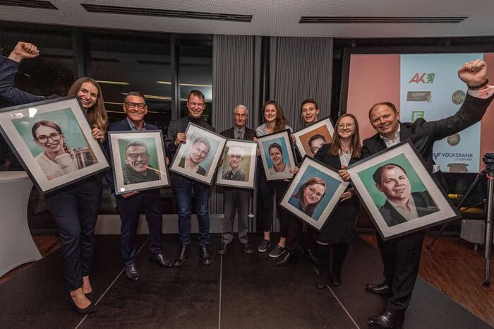 Die geballte Kraft der Sieger 2019: Anna-Lisa Gattinger, Klaus Leutgeb, Herbert Winterleitner, Alfred Stingl, Claudia Neumann, Lukas Hasler, Katrin Unger und Bernhard Rinner. Die Bilder stammen vom Grazer Künstler Fabian Scholz.
