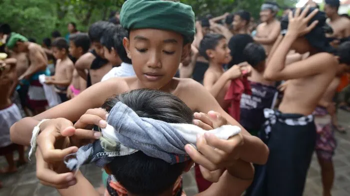 Die Hindus im Dorf Kedonganan erhofften sich von dem Bad eine spirituelle Reinigung. Das Fest hat auf Bali eine lange Tradition, wird aber erst seit wenigen Jahren wieder begangen.