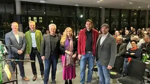 Die Spitzenkandidatin und die Spitzenkandidaten in Weiz: Kai Hierzer (FPÖ), Stephan Engelhart (ÖVP), Ingo Reisinger (SPÖ), Monika Langs (Liste „MUT“), Albert Baumann (Grüne) und Matthias Hausleitner-Schatz (Neos) – Samuel Scheicher (KPÖ) sagte aus gesundheitlichen Gründen ab