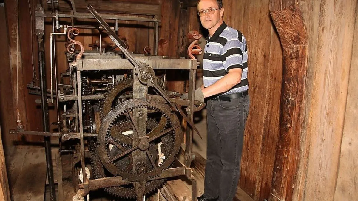 35 Jahre lang wurde die Turmuhr der Pöllauer Basilika von Mesner Johann  Duttenhöfer händisch aufgezogen. Am Sonntag geht er in Pension