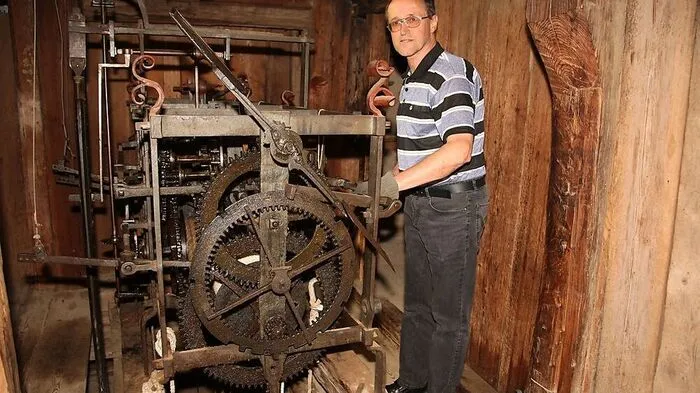 35 Jahre lang wurde die Turmuhr der Pöllauer Basilika von Mesner Johann Duttenhöfer händisch aufgezogen. Am Sonntag geht er in Pension