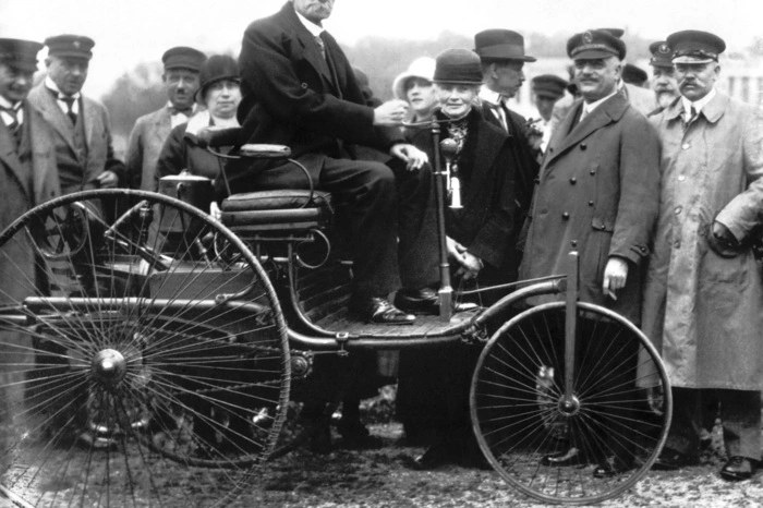 Am 3. Juli wagt er schließlich die erste öffentliche Ausfahrt mit seinem Patent-Motorwagen auf der Ringstraße. Mit einem beherzten Dreh am Schwungrad warf er den Einzylinder der dreirädrigen Motorkutsche an, Sohn Eugen läuft mit einer Flasche voll Sprit nebenher, „um nachzuschütten, wenn das Benzin zu Ende geht“.