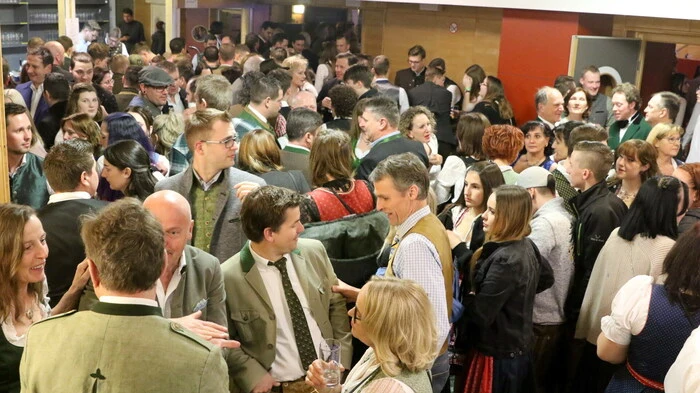 Da war kein Platz mehr im Kulturhaus von Althofen. Eine mit schwungvollen Tänzern übervolle Tanzfläche, dichtes Gedränge an den Theken sowie in den Kellerräumlichkeiten: 