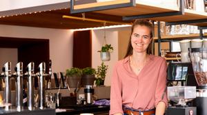 Julia Turner in ihrem neuen Café am Grazer Karmeliterplatz