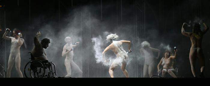 Doris Uhlich & Ensemble beim „Pudertanz“ auf der Kurpark-Bühne 