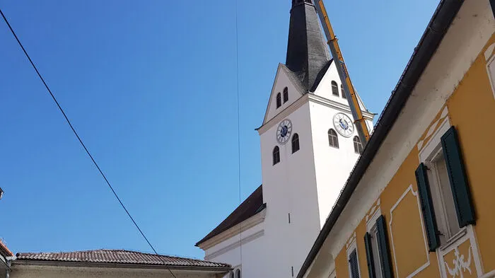 Der Kirchturm der Köflacher Stadtpfarrkirche wurde beim Sturm am 18. August in Mitleidenschaft gezogen.