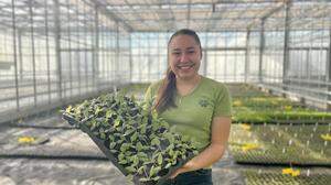 Die 17-jährige Leonie Reiterer aus Preding absolviert ihre Lehre zur Facharbeiterin im Gartenbau in der „Versuchsstation für Spezialkulturen“ in Wies