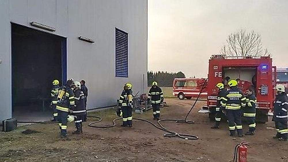 Vier Feuerwehren war beim Brand  im Heizwerk Laafeld im Einsatz