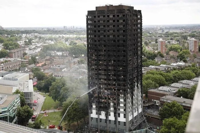 Auch 24 Stunden nach Ausbruch des Feuers kam noch immer Rauch aus dem Gebäude.
