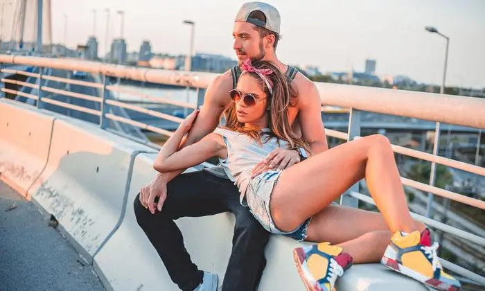 Sneaker gibt es in allen Farben, Modellen, Materialien - auf Reisen sind sie bequeme Begleiter