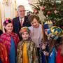 ABD0047_20251230 - WIEN - ÖSTERREICH: ++ HANDOUT ++ ZU APA0160 VOM 30.12.2025 - Ein paar dutzend "Heilige drei Könige" haben am Freitag, 30. Dezember 2025, Bundespräsident Alexander Van der Bellen und seiner Frau Doris Schmidauer Segensgrüße überbracht. - FOTO: APA/HBF/PETER LECHNER - ++ WIR WEISEN AUSDRÜCKLICH DARAUF HIN, DASS EINE VERWENDUNG DES BILDES AUS MEDIEN- UND/ODER URHEBERRECHTLICHEN GRÜNDEN AUSSCHLIESSLICH IM ZUSAMMENHANG MIT DEM ANGEFÜHRTEN ZWECK UND REDAKTIONELL ERFOLGEN DARF - VOLLSTÄNDIGE COPYRIGHTNENNUNG VERPFLICHTEND ++