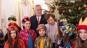 ABD0047_20251230 - WIEN - ÖSTERREICH: ++ HANDOUT ++ ZU APA0160 VOM 30.12.2025 - Ein paar dutzend "Heilige drei Könige" haben am Freitag, 30. Dezember 2025, Bundespräsident Alexander Van der Bellen und seiner Frau Doris Schmidauer Segensgrüße überbracht. - FOTO: APA/HBF/PETER LECHNER - ++ WIR WEISEN AUSDRÜCKLICH DARAUF HIN, DASS EINE VERWENDUNG DES BILDES AUS MEDIEN- UND/ODER URHEBERRECHTLICHEN GRÜNDEN AUSSCHLIESSLICH IM ZUSAMMENHANG MIT DEM ANGEFÜHRTEN ZWECK UND REDAKTIONELL ERFOLGEN DARF - VOLLSTÄNDIGE COPYRIGHTNENNUNG VERPFLICHTEND ++