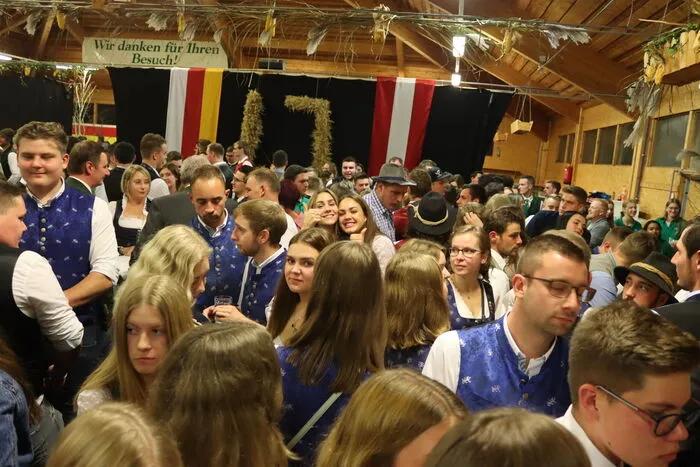 Zahlreiche Besucher kamen in ihrem schönsten Trachtengewand zum St. Michaeler Bauernball und feierten mit Freunden.