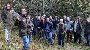 Bezirksforstmeister Rinner gab den Waldbesitzern bei der Exkursion Praxistipps