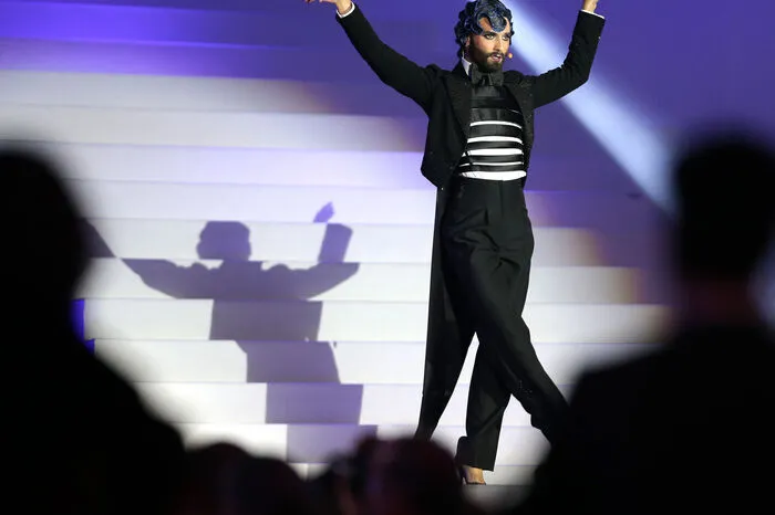 Moderatorin Conchita betritt die Bühne mit dem Lied „Welcome“: Das Stück stammt aus dem Musical "Cabaret", das seine Uraufführung im Jahr 1966 hatte. Die Musik wurde von John Kander komponiert, die Liedtexte verfasste Fred Ebb.