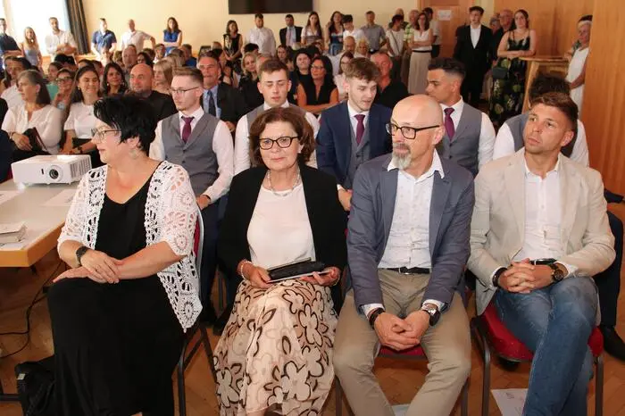 ... wurden die Zeugnisse von Finanzstadtrat Franz Sachernegg, Bürgermeisterin Klaudia Stroißnig aus Geistthal-Södingberg, Bürgermeister Lukas Vogl aus Krottendorf-Gaisfeld, Vizebürgermeister Bernd Mara aus Maria Lankowitz, Stadträtin Stefanie Galler aus Köflach und Gemeinderat Artur Holawat aus Edelschrott übergeben.