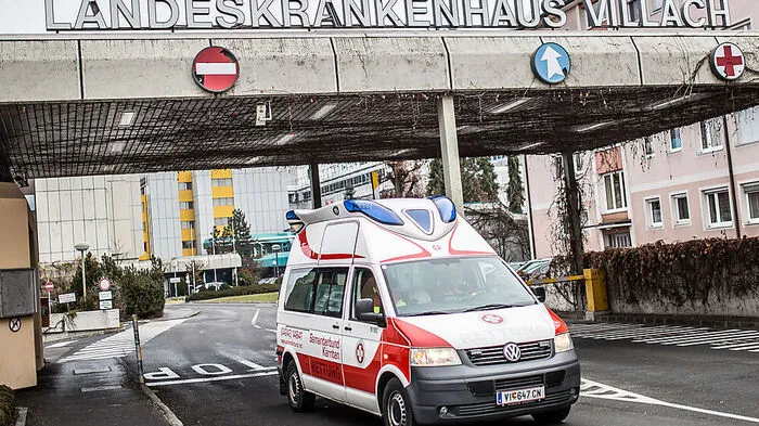 Die 16-Jährige wurde ins LKH Villach gebracht - Symbolfoto