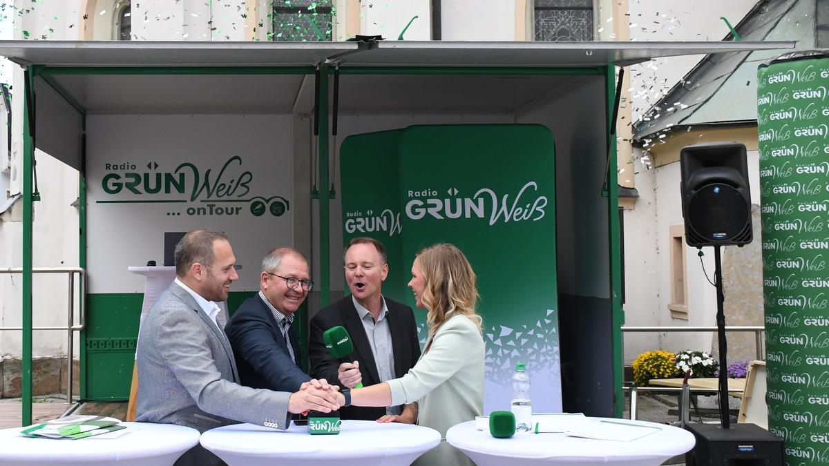 Die offizielle Inbetriebnahme des neuen Senders durch Radio-Grün-Weiß-Inhaber Nicole Gollnhuber und Peter Petzner, Musikchef Mario Fraiss und Bürgermeister Bernd Osprian