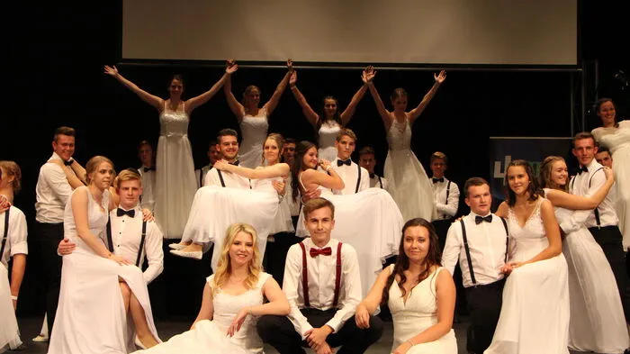 Die Maturantinnen und Maturanten der HLW Weiz eröffneten der Maturaball mit einer Polonaise...