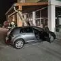 Das Auto beschädigte das Vordach des Firmengebäudes