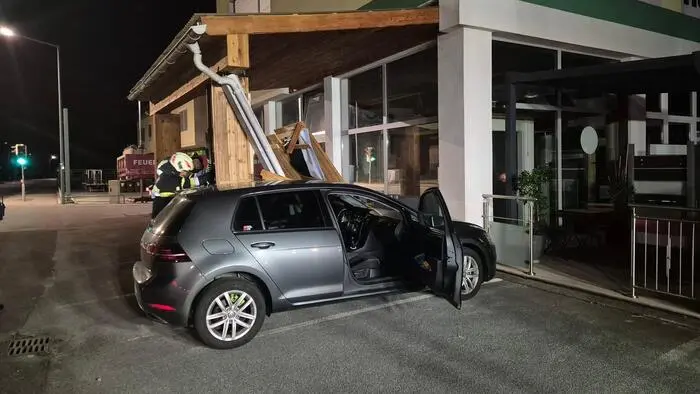 Das Auto beschädigte das Vordach des Firmengebäudes