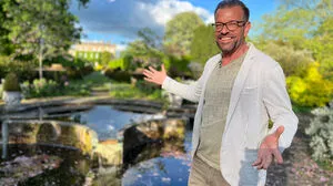 Karl Ploberger vor Highgrove, dem Gartenparadies des jetzigen Königs Charles III.